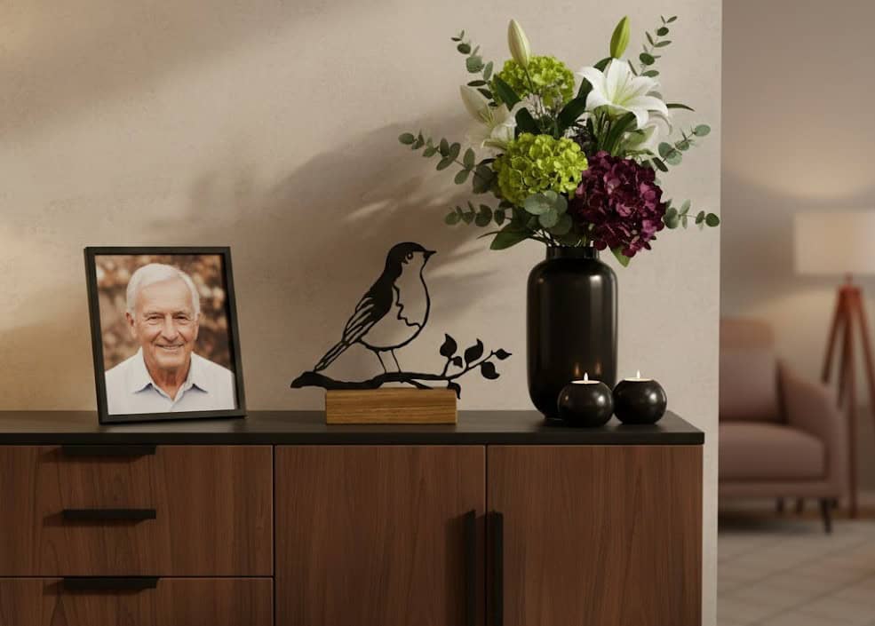 Mini Urn Metaal Roodborstje in Houten sokkel - immagine 4