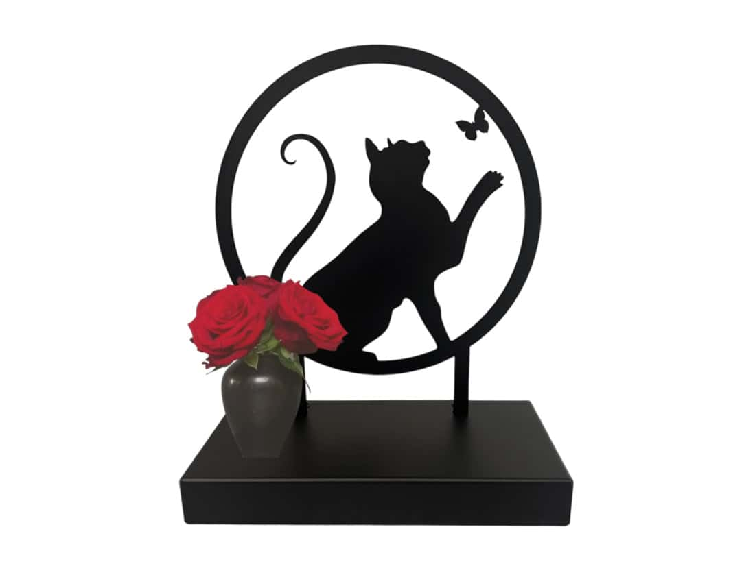 Urna em forma de arco com gato